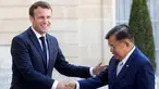 Presiden Prancis Emmanuel Macron (kiri) menyalami Wakil Presiden Indonesia Jusuf Kalla saat menghadiri KTT Paris: Ekstremisme Online di Istana Elysee, Paris, Prancis, Rabu (15/5/2019). Presiden Macron terlihat hangat saat menyambut Wapres Kalla. (REUTERS/Philippe Wojazer)