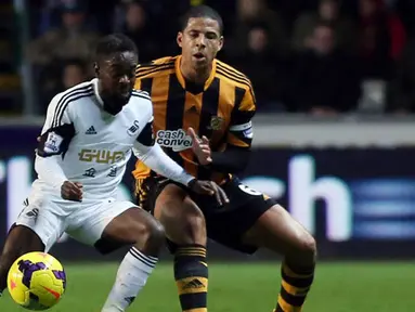 Gelandang Swansea City Nathan Dyer (kiri) duel dengan bek Hull City Curtis Davies (kanan) pada pertandingan sepak bola Liga Inggris antara Swansea City vs Hull City di Stadion Liberty, Swansea (10/12/13). (AFP/Geoff Caddick)