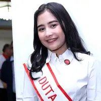 Memotret diri sendiri dengan kamera handphone belakangan ini makin disukai. Apalagi kamera makin canggihnya teknologi yang terus berkemang. Begitu juga dengan kamera depan handphone yang biasa dipakai selfie. (Nurwahyunan/Bintang.com)