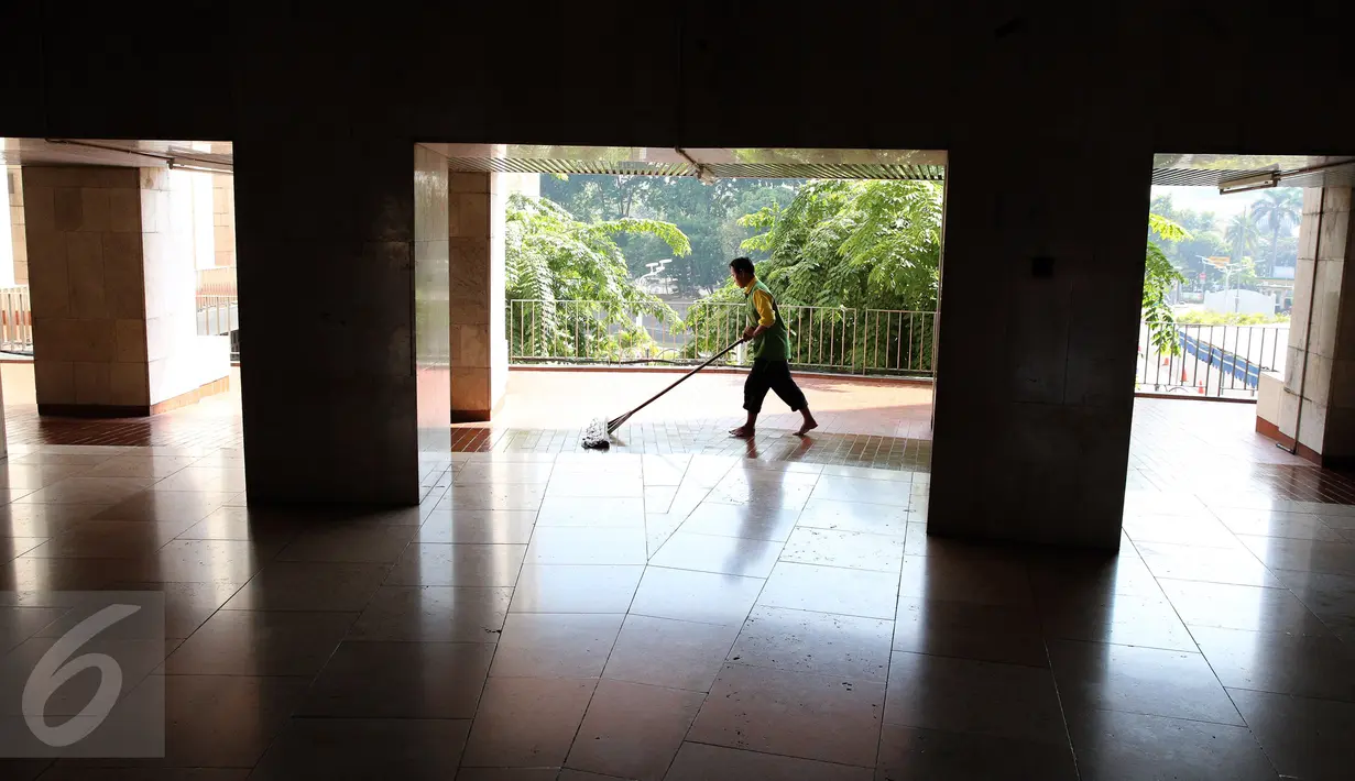 Pekerja sedang membersihkan karpet untuk penyelenggaraan Shalat Idul Adha di Masjid Istiqlal, Jakarta, Rabu (23/9/2015). Pemerintah menetapkan Idul Adha 10 Zulhijah 1436 Hijriah pada Kamis 24 September 2015. (Liputan6.com/Faizal Fanani)