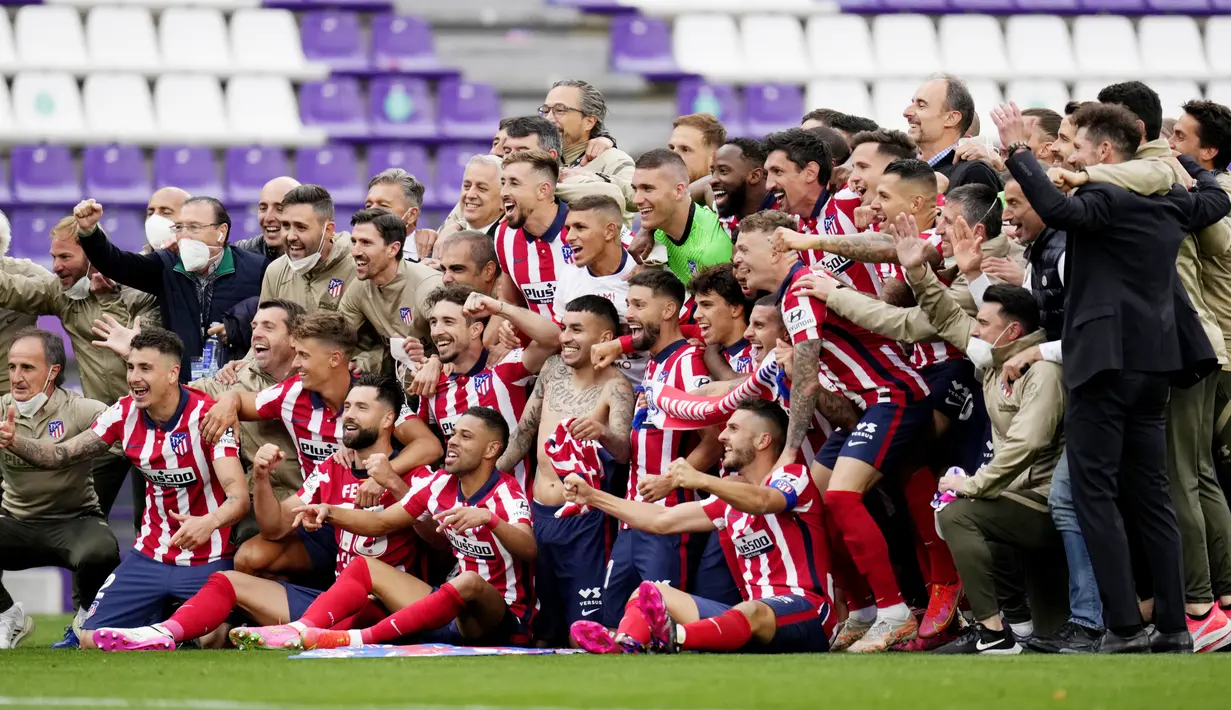 Total 21 gol berhasil ditorehkan Suarez hingga akhir musim ini. Satu golnya ke gawang Real Valladolid pada Sabtu (22/5/2021) memastikan Atletico merengkuh trofi juara Liga Spanyol 2020/2021. (AP/Manu Fernandez)