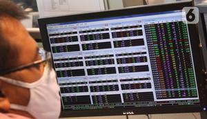 Karyawan mengamati pergerakan harga saham di Profindo Sekuritas Indonesia, Jakarta, Senin (27/7/2020). Pergerakan Indeks Harga Saham Gabungan (IHSG) ditutup menguat 0,66% atau 33,67 poin ke level 5.116,66 pada perdagangan hari ini. (Liputan6.com/Angga Yuniar)