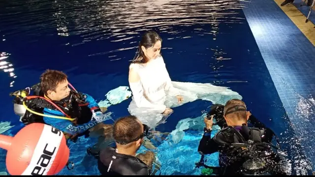 Dewi Perssik di kolam renang