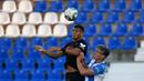 Bek Sevilla, Diego Carlos, berebut bola atas dengan pemain Leganes pada laga lanjutan La Liga pekan ke-33 di Estadio Municipal de Butarque, Rabu (1/7/2020) dini hari WIB. Sevilla menang 3-0 atas Leganes. (AFP/Pierre-Philippe Marcou)