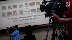 Jurnalis meliput pemaparan hasil rilis Lingkaran Survei Indonesia (LSI) Denny JA di Jakarta, Rabu (20/2). LSI Denny JA merilis hasil survei terbaru tentang pergeseran dukungan partai politik di enam kantong suara. (Liputan6.com/Faizal Fanani)