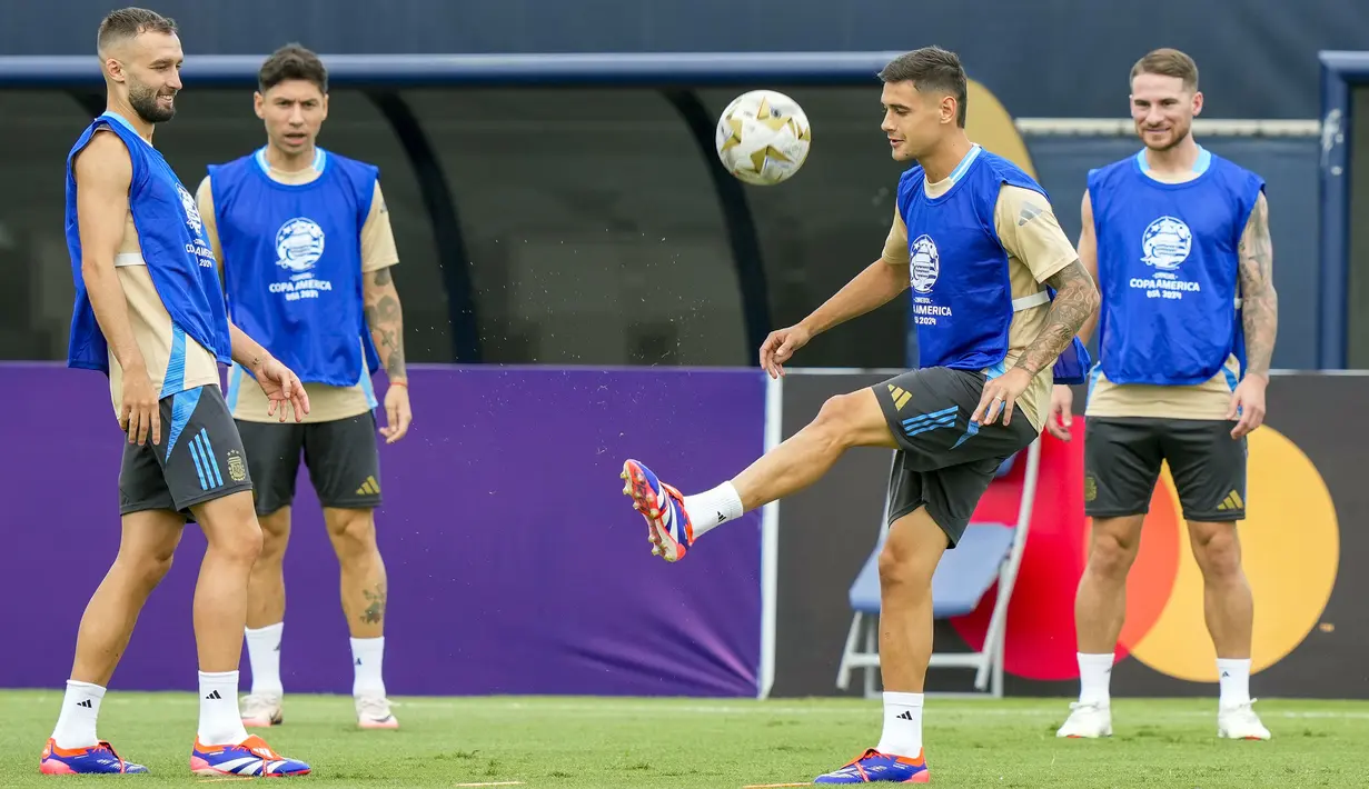 Sejumlah pemain Argentina berlatih menjelang laga final Copa America 2024 melawan Kolombia di Florida International University (FIU), Miami, Florida, Amerika Serikat, Minggu (14/03/2024) WIB. (AP Photo/Lynne Sladky)