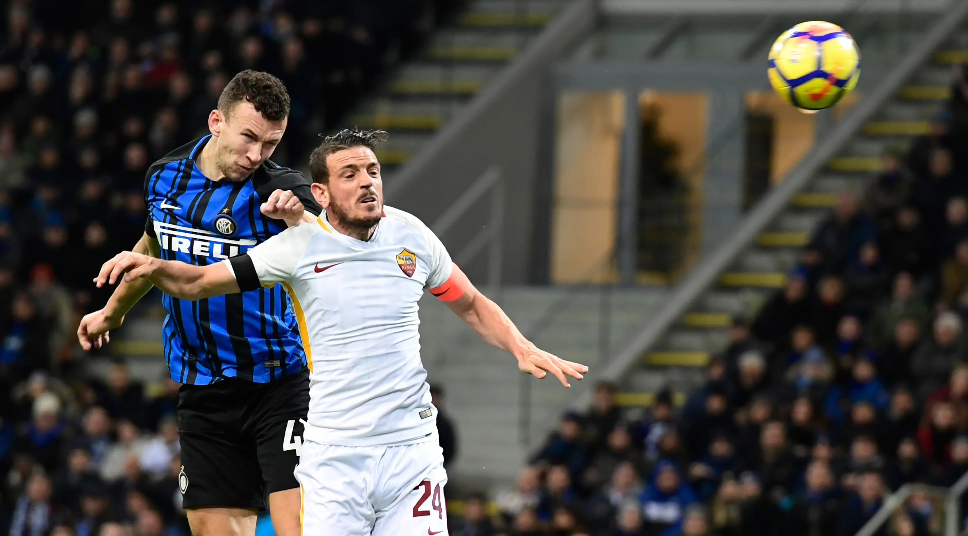 Pemain Inter Milan, Ivan Perisic berebut bola dengan pemain AS Roma,  Alessandro Fiorenzi dalam lanjutan Serie A Liga Italia di Giuseppe Meazza, Senin (21/1). Inter Milan selamat dari kekalahan setelah bermain imbang 1-1 atas AS Roma (MIGUEL MEDINA / AFP)
