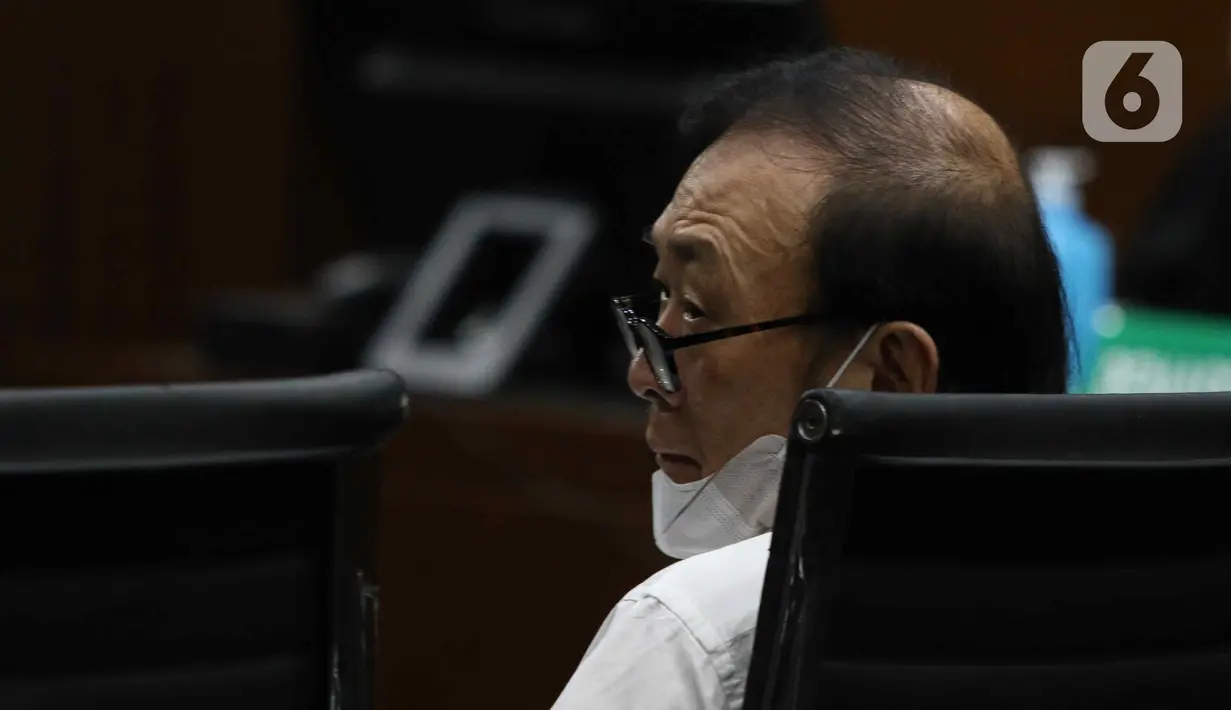 Surya Darmadi saat menjalani proses sidang pembacaan dakwaan di Pengadilan Tindak Pidana Korupsi (Tipikor), Jakarta, Kamis (8/9/2022). Surya Darmadi didakwa bersama-sama dengan Bupati Indragiri Hulu periode 1999-2008 Raja Thamsir Rachman. (Liputan6.com/Herman Zakharia)