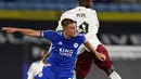 Pemain Leicester City Luke Thomas berebut bola dengan pemain Leicester City Nicolas Pepe pada pertandingan Piala Liga Inggris di Stadion King Power, Leicester, Inggris, Rabu (23/9/2020). Arsenal mengalahkan Leicester City 2-0. (Tim Keeton/Pool via AP)