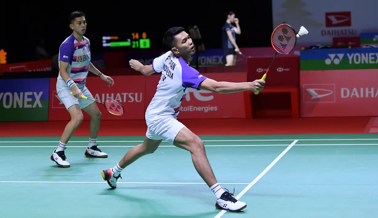 Ganda putra Fajar Alfian / Muhammad Rian Ardianto mengembalikan kok ke arah Muhammad Shohibul Fikri / Bagas Maulana pada babak 32 besar Indonesia Masters 2021 di Bali International Convention Centre, Nusa Dua, Selasa (16/11/2021).  Fajar / Rian kalah 21-13, 18-21, dan 20-22. (Foto: Humas PP PBSI)