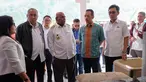 Deputi Bidang Pertambangan dan Industri Strategis Kementerian BUMN Fajar Harry Sampurno, dan Direktur Pemasaran dan Supply Chain Semen Indonesia Ahyanizzaman saat meninjau toko pengecer semen di Kabupaten Puncak Jaya dan Wamena (12/08) (Liputan6.com/Pool)