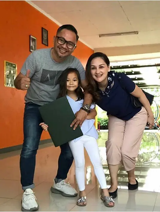 "Rumah tangga kami telah 15 tahun pada 4 September 2017 lalu. Saya dan Mona merayakannya dengan berlibur bersama ke Bali," ungkap Indra Brasco saat berbincang dengan Bintang.com melalui telepon, 18 September 2017 lalu. (Instagram/monaratuliu)