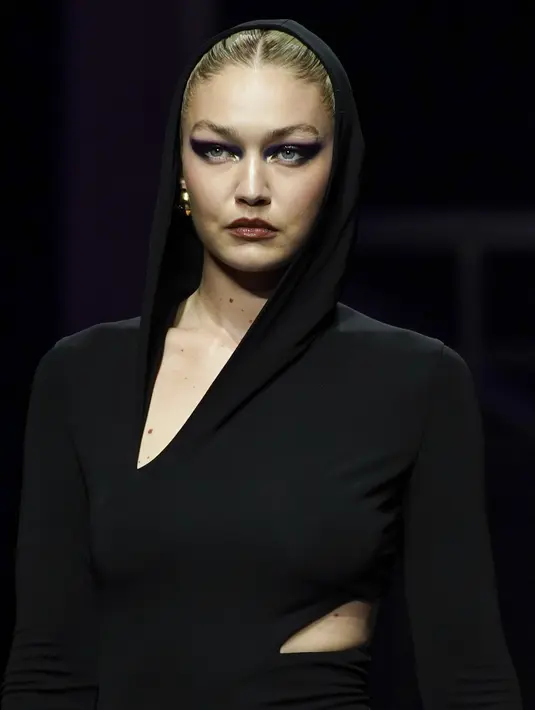 Gigi Hadid mengenakan kreasi bagian dari koleksi Musim Semi Musim Panas 2023 wanita Versace selama event Milan Fashion Week di Milan, Italia (23/9/2022). Mantan instri Zayn Malik ini  tampil memukau mengenakan dress yang sesuai dengan bentuk tubuh. (AP Photo/Alberto Pezzali)