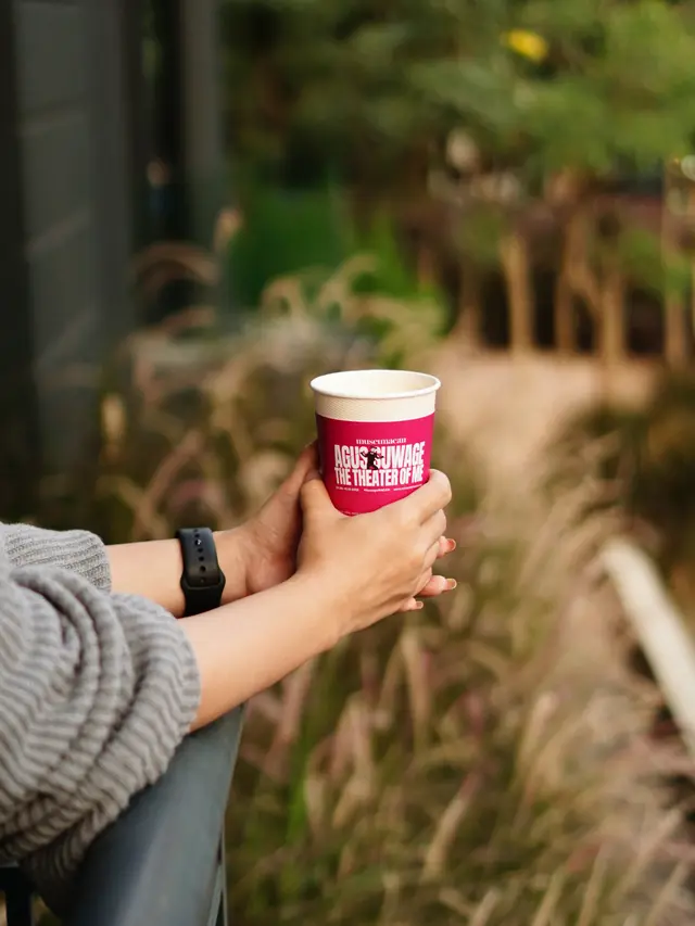 Sarung gelas kopi kolaborasi Common Grounds, Museum MACAN, dan Agus Suwage