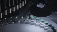 Botol vaksin COVID-19 terlihat pada mesin pengisi di Serum Institute of India, Pune, India, Kamis (21/1/2021). Serum Institute of India telah dikontrak untuk memproduksi miliar dosis vaksin AstraZeneca-Oxford University. (AP Photo/Rafiq Maqbool)