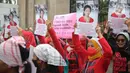Peserta aksi dari kalangan perempuan melakukan demonstrasi di depan Gedung DPR RI, Jakarta, Rabu (8/3/2023). Dalam aksinya, para peserta aksi menuntut untuk bertemu Ketua DPR RI Puan Maharani dan para pimpinan DPR. (Liputan6.com/Faizal Fanani)
