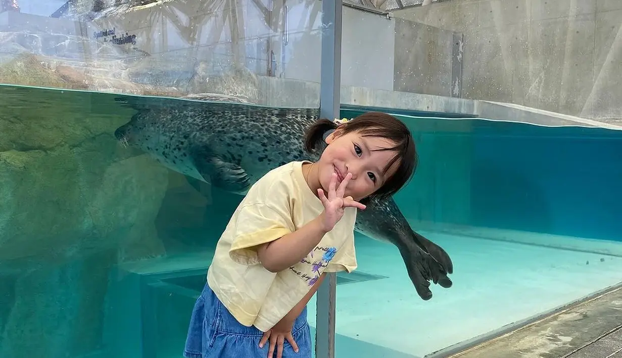 Seperti potret ini, sambil berpose menggemaskan, Ritsuki terlihat manis dengan padu padan kaos, rok denim, dan tatanan pigtails yang dihiasi jepit rambut warna senada dengan kaos-nya.  [@mas_natsuki].
