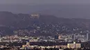 Kabut asap berasal dari sejumlah kebakaran hutan di sekitar kota Los Angeles yang terjadi dalam beberapa waktu terakhir. (AP Photo/Etienne Laurent)