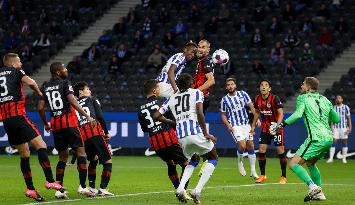 Penyerang Hertha Berlin, Dodi Lukebakio, berusaha menyundul bola saat menghadapi Eintracht Frankfurt pada laga lanjutan Liga Jerman di Olympiastadion, Sabtu (26/9/2020) dini hari WIB. Frankfurt menang 3-1 atas Hertha Berlin. (AFP/Odd Andersen)