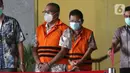 Inspektur Wilayah I Kementerian ATR/ BPN, Gusmin Tuarita (kiri) dan Siswidodo selaku Kabid Hubungan Hukum Pertanahan BPN Jawa Timur bersiap menjalani rilis penahanan di Gedung KPK, Jakarta, Rabu (24/3/2021). Keduanya tersangka dugaan penerimaan gratifikasi dan TPPU. (Liputan6.com/Helmi Fithriansyah)