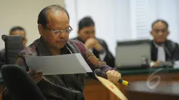 Sutan Bhatoegana bersiap menjalani sidang perdana di Pengadilan Tipikor, Jakarta, Senin (6/4/2015). Sutan, tersangka kasus dugaan penerimaan hadiah terkait penetapan APBN-P Kementerian ESDM di DPR RI. (Liputan6.com/Herman Zakharia)
