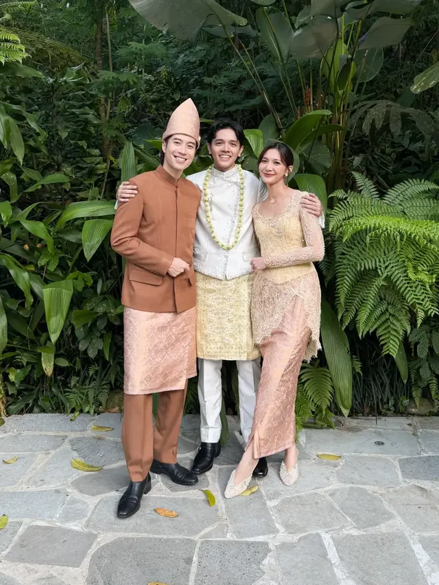 Sheila Dara Memakai Kebaya Warna Emas