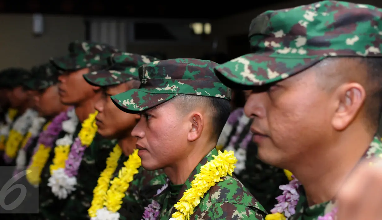 Personil TNI AD yang tergabung dalam kontingen AASAM bersiap mengikuti upacara penyambutan di Bandara Soetta, Banten, Senin (23/5/2016). TNI AD menjadi juara umum dengan meraih 23 dari 50 medali emas yang diperebutkan (Liputan6.com/Helmi Fithriansyah)