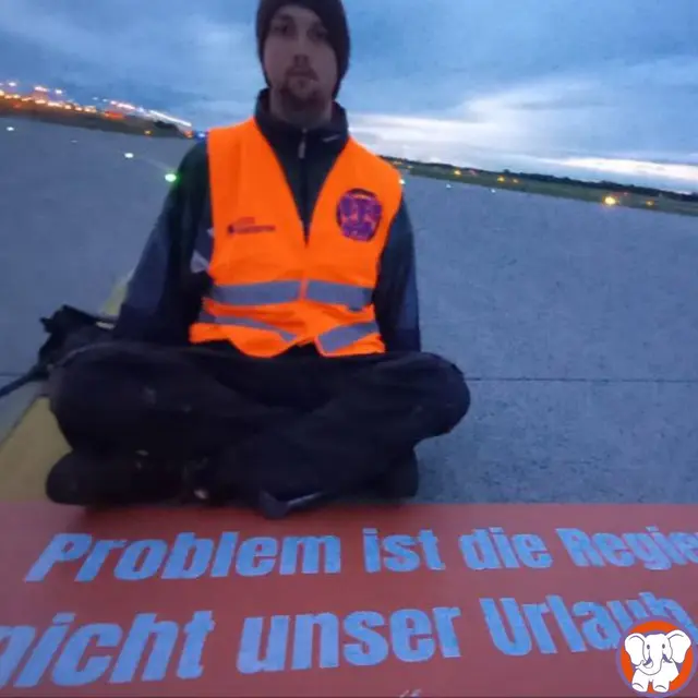 Aktivis Iklim Menempelkan Diri di Landasan Pacu Bandara Munich Jerman sebagai Bentuk Protes