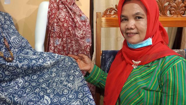 Dalmini dan perempuan di desanya termasuk kelompok yang berhasil diberdayakan oleh BRI.