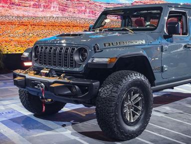 Jeep memberikan penyegaran terhadap Wrangler JL yang diluncurkan pada awal April 2023 lalu. Seluruh sektor mendapat beberapa ubahan, mulai dari eksterior, interior, penggerak, hingga penambahan fitur. Untuk varian rubicon sudah mendapat winch yang terintegrasi dengan bumper depan. (Source: caranddriver.com)