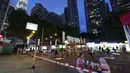 Pelanggan makan malam di ruang makan outdoor setelah beberapa bulan lockdown di Kuala Lumpur, Malaysia, Selasa (14/9/2021). Sementara untuk total kematian akibat infeksi Covid-19 di Malaysia mencapai 21.124 jiwa. (AP Photo/Vincent Thian)