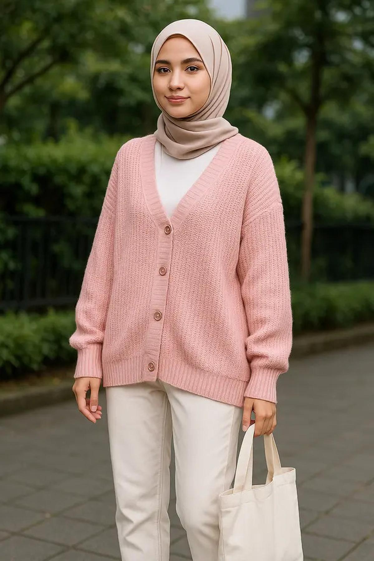7 Model Cardigan Rajut Warna Pink yang Cocok untuk Wanita yang Ingin Tampil Aesthetic