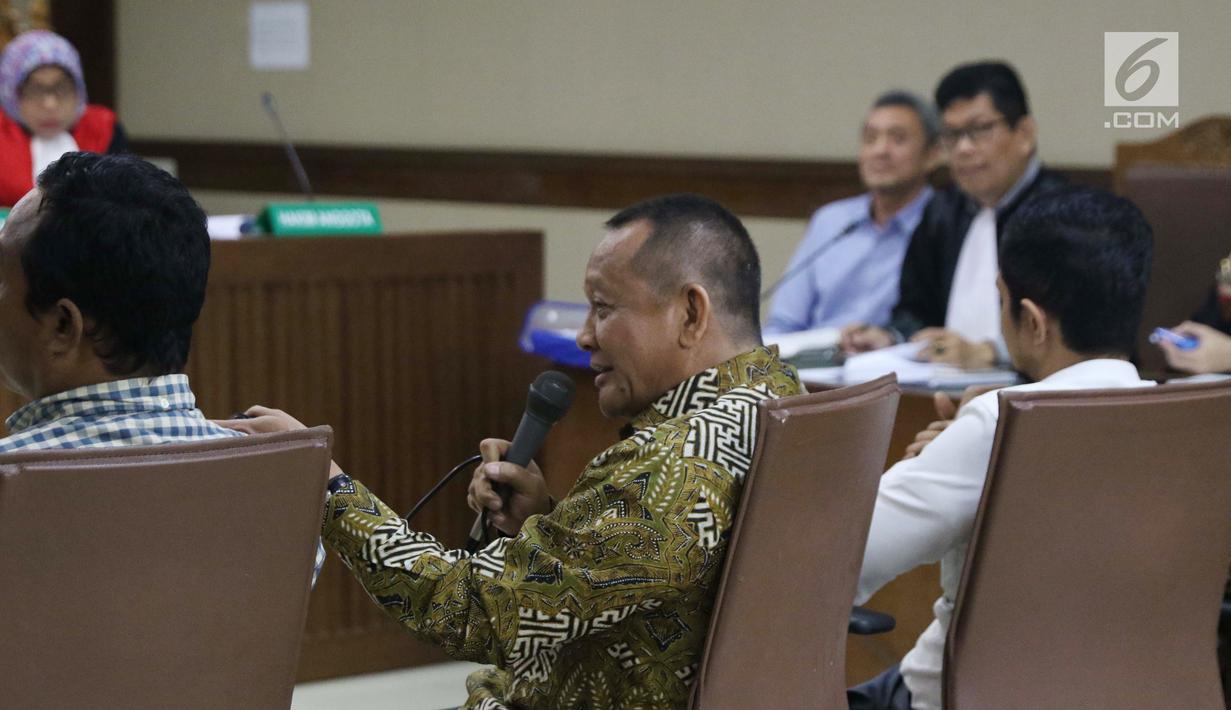 Mantan Sekretaris MA, Nurhadi (tengah) menjawab pertanyaan saat menjadi saksi pada sidang lanjutan dugaan suap terkait pengurusan sejumlah perkara dengan terdakwa Eddy Sindoro di Pengadilan Tipikor, Jakarta, Senin (21/1). (Liputan6.com/Helmi Fithriansyah)