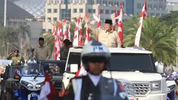 Presiden Prabowo Subianto memimpin upacara peringatan HUT Ke-80 Tentara Nasional Indonesia (TNI) di Lapangan Silang Monumen Nasional (Monas), Jakarta, Minggu (5/10/2025). (merdeka.com/Arie Basuki)