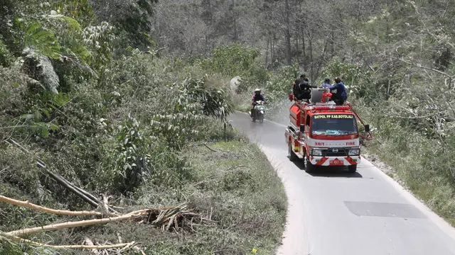 Diselimuti Abu Erupsi Gunung Merapi, Sekolah di Boyolali Dibersihkan