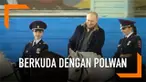 Presiden Rusia, Vladimir Putin, memperingati Hari Perempuan Internasional dengan berkuda dengan para polwan.