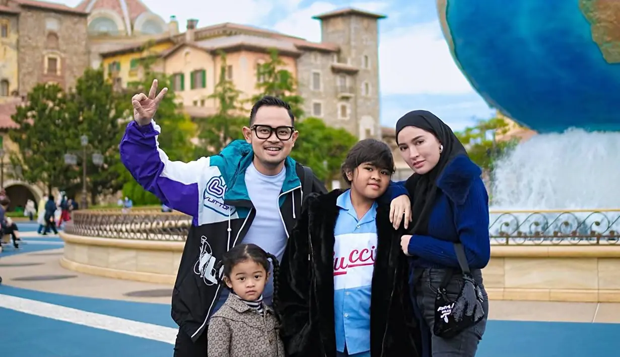 <p>Belum lama ini Shandy Purnamasari baru saja berulang tahun ke 31. Mendapat kejutan ulang tahun dari suami, kini keduanya pun tengah menikmati momen liburan bersama ke Jepang. Dalam liburannya ini kedua buah hatinya pun diajak dan banyak abadikan momen kebersamaan. (Liputan6.com/IG/@shandypurnamasari)</p>