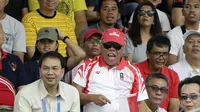 Menteri PUPR, Basuki Hadimuljono, saat mendukung tim tenis Indonesia di final SEA Games 2019 di Rizal Memorial Tennis Court, Manila, Sabtu (7/12/2019). (Bola.com/Muhammad Iqbal Ichsan)