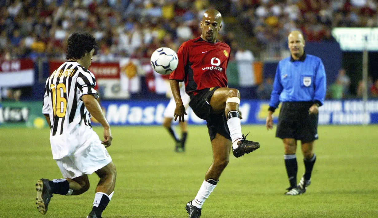5. Juan Sebastian Veron. Mantan gelandang Manchester United adalah tipe pengelana. Tak lebih dari dua musim ia lalui di setiap klubnya terdahulu sebelum di Manchester United. Meski mengenakan kaos kaki rendah, ia tak takut berduel yang berakibat benturan. (Getty Images via AFP/Mark Mainz)