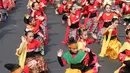 Ribuan penari membawakan 7 tari tradisional dalam rangka HUT ke-73 RI dan Asian Games 2018 saat CFD di Jakarta, Minggu (12/8). Kegiatan yang digagas Yayasan Belantara Budaya Indonesia mengusung tema Tunjukkan Indonesiamu. (Liputan6.com/Fery Pradolo)