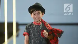 Model anak membawakan busana rancangan desainer Three Little Ahmads pada Jakarta Modest Fashion Week (JMFW) 2018 di Gandaria City, Jakarta, Sabtu (29/7). Fashion ini merupakan  wadah untuk menujukkan karya terbaik dan kreatif. (Kapanlagi/Bayu Herdianto)