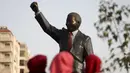 Patung tokoh revolusi dunia asal Afrika Selatan, Nelson Mandela berdiri tegak di kota Ramallah, Palestina, Selasa (26/4). Patung dengan tangan kanan mengepal ke udara itu menjulang dengan ketinggian enam meter dan bobot dua ton. (REUTERS/Mohamad Torokman)