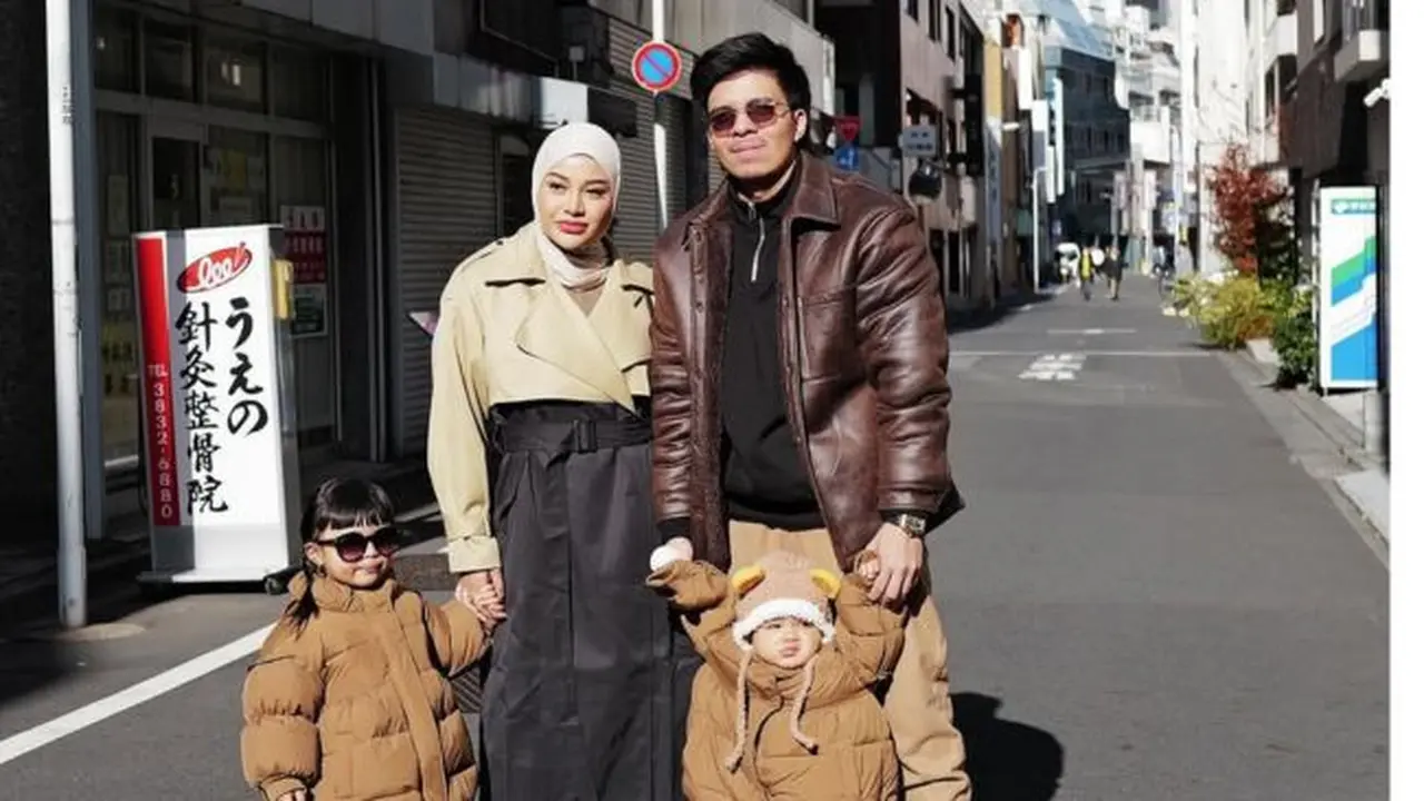 Potret Keseruan Aurel dan Atta Ajak Anak-Anak ke Jepang, Tampil dengan Outfit Serasi Setiap Saat(instagram/attahalilintar, instagram/aurelie.hermansyah)