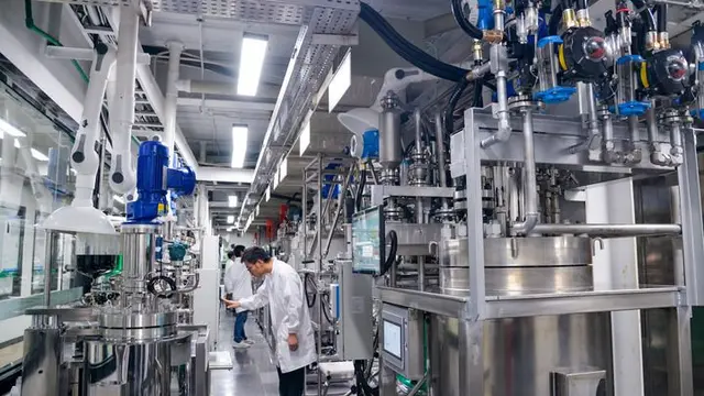 Para peneliti bekerja di Laboratorium Penelitian Bersama China-Indonesia