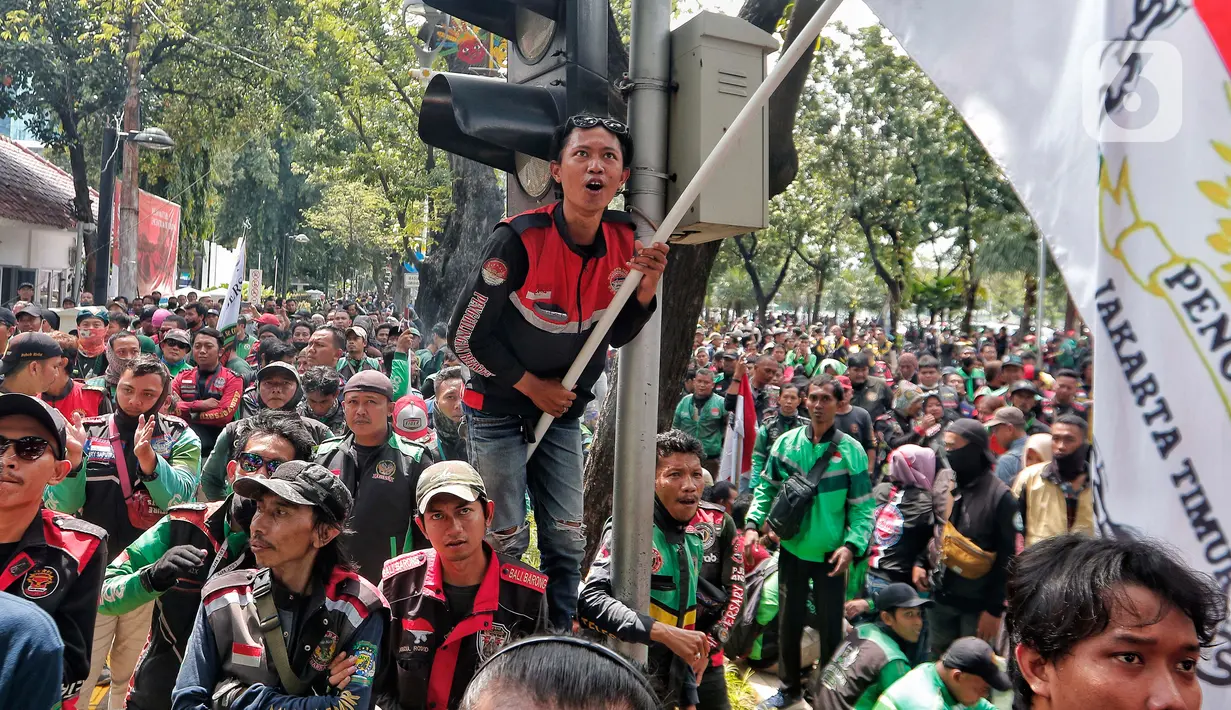 Ratusan pengemudi ojek online melakukan aksi di depan Balai Kota Jakarta, Rabu (8/2/2023). Dalam aksinya, mereka menolak penerapan jalan berbayar atau electronic road pricing (ERP) diterapkan di Jakarta. (Liputan6.com/Angga Yuniar)