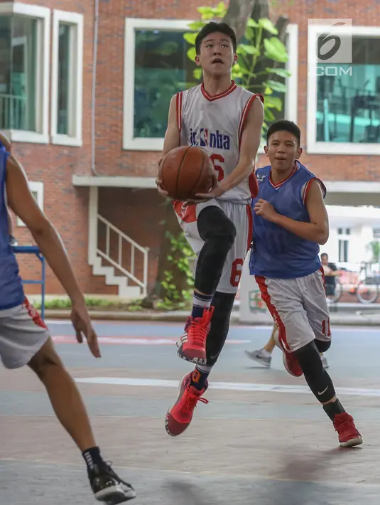 Pebasket putra bertanding pada final penyisihan Jr. NBA Global Championship Asia Pacific Selection Camp di Kampus UPH, Tangerang, Minggu (16/6/2019). Penyisihan yang digelar sejak 15-16 Juni akan memilih 10 anak laki-laki dan 10 anak perempuan mewakili Asia-Pasifik. (Liputan6.com/Fery Pradolo)