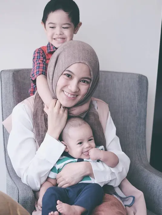 Untuk yang satu ini, Icha terlihat cukup repot dengan dua orang buah hatinya. Namun coba lihat gaya Icha tetap stylish kan? Kali ini ia mengenakan hijab dengan pashmina panjang cokelat dan busana putih. (Instagram/ichasoebandono)