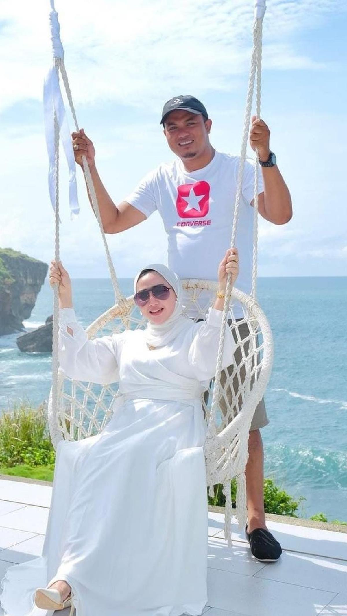 Di kesempatan lain, Luluk Nuril terlihat sedang menikmati liburan di sebuah pantai. Mereka kompak kenakan baju berwarna putih.<br>