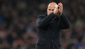 Pelatih Liverpool, Arne Slot, bertepuk tangan setelah pertandingan Liga Inggris melawan Sunderland di Anfield, Kamis, 4 Desember 2025. (AP Photo/Jon Super)