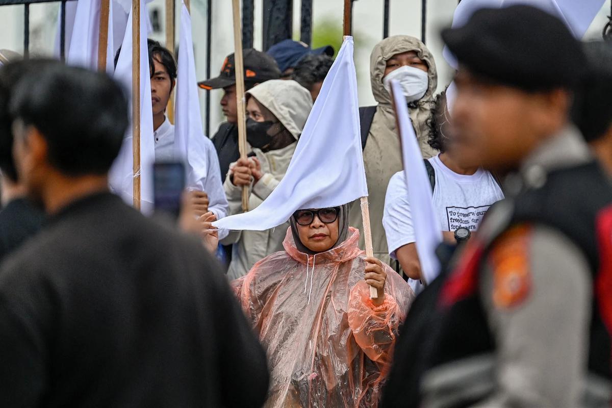 FOTO: Aksi Koalisi Masyarakat Sipil Aceh Dorong Penetapan Banjir Sumatera Sebagai Bencana Nasional